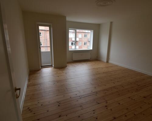 Stor 2-værelses lejlighed med altan