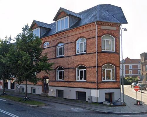 Stor 2. værelses lejlighed - nyere køkken og badeværelse