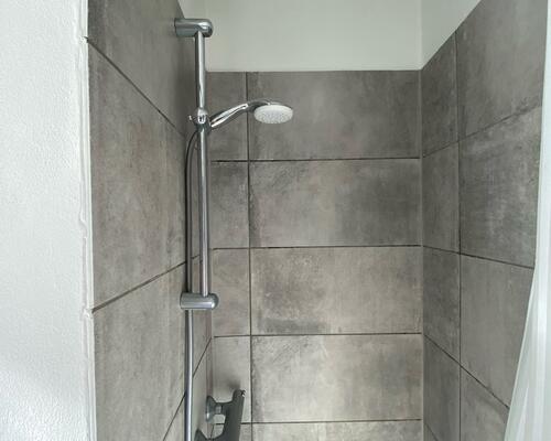 Stor 2. værelses lejlighed - nyere køkken og badeværelse