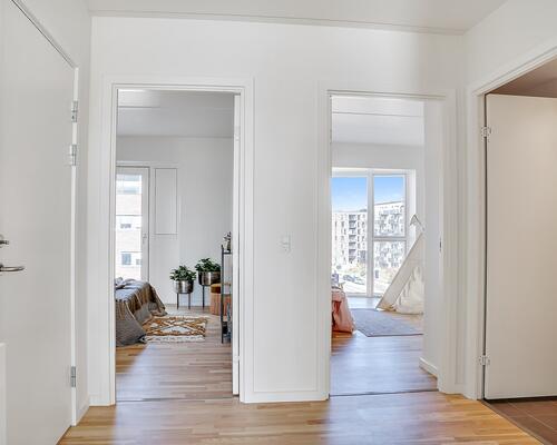 Rummelig 2-værelses med kig til vandet