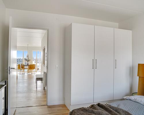 Rummelig 2-værelses med kig til vandet