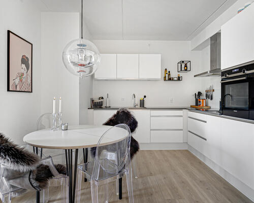 Fed 3-værelses lejlighed med walk-in og stor altan på Eternitten