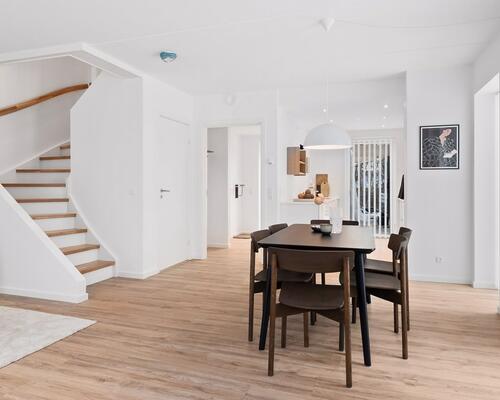 Moderne 4-værelses rækkehus med to skønne terrasser