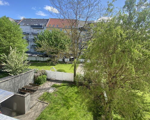 Lys og delevenlig 4-værelses med fransk altan og grønt gårdmiljø