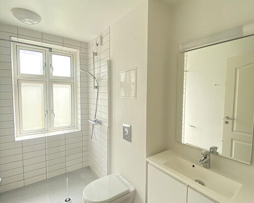 Lys og delevenlig 4-værelses med fransk altan og grønt gårdmiljø