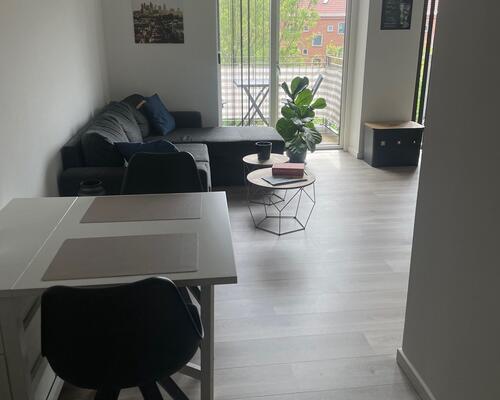 Lys og delevenlig 3-værelses med altan