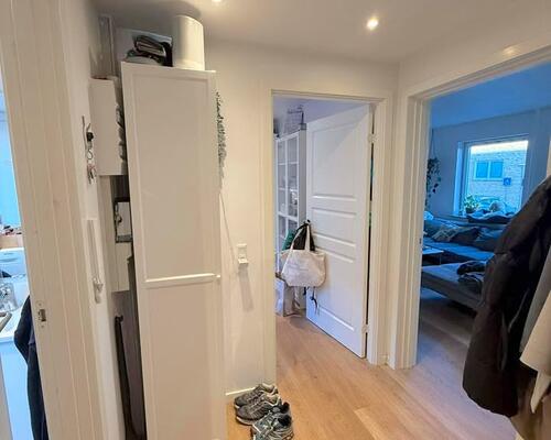 Renoveret 2-værelses lejlighed med altan