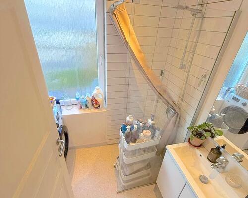 Renoveret 2-værelses lejlighed med altan