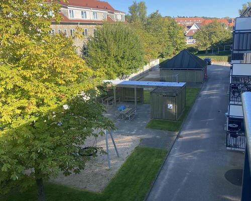 Renoveret 2-værelses lejlighed med altan