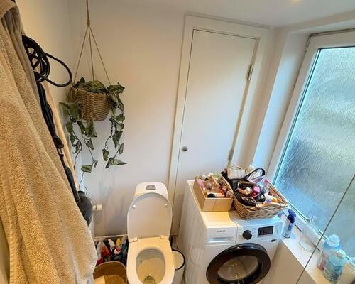 Renoveret 2-værelses lejlighed med altan