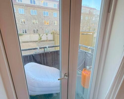 Renoveret 2-værelses lejlighed med altan