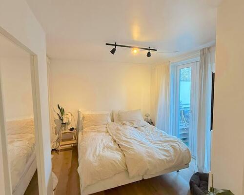 Renoveret 2-værelses lejlighed med altan