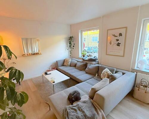 Renoveret 2-værelses lejlighed med altan