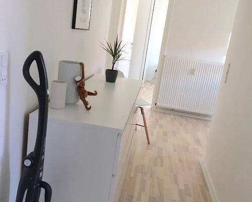 Renoveret 2-værelses lejlighed med fransk altan, tæt ved fjorden