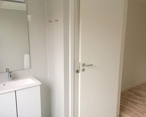 Renoveret 2-værelses lejlighed med fransk altan, tæt ved fjorden