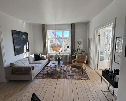 Lys 4-værelses på 104 m2 med parkering, delevenlig plan og husdyr tilladt