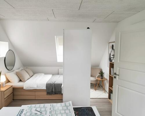 Lyst rækkehus på 109 m2 med have, egen indkørsel og moderne indretning – husdyr tilladt