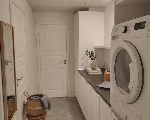 Lyst rækkehus på 109 m2 med have, egen indkørsel og moderne indretning – husdyr tilladt