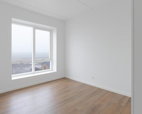 Denne toværelses lejebolig er skabt til parret eller singlen, der værdsætter rummelighed, moderne design og alt i hårde hvidevarer. Til boligen hører eget skur. Obs: denne bolig er spejlvendt ift. plantegning.