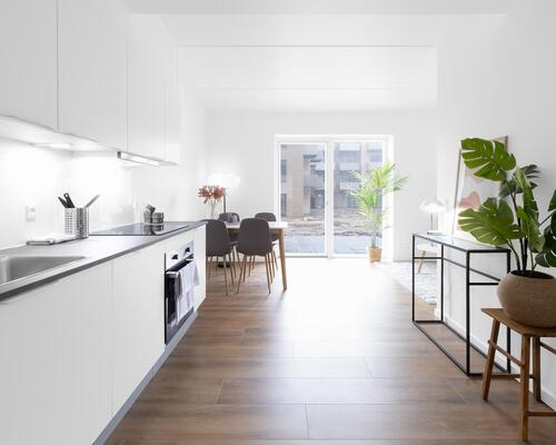 Denne nybyggede toværelses lejebolig tilbyder en moderne boligoplevelse med alt i hårde hvidevarer, blot en kort cykeltur væk fra Horsens centrum. Til boligen hører eget skur.