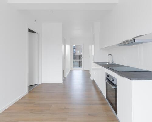 Denne nybyggede toværelses lejebolig tilbyder en moderne boligoplevelse med alt i hårde hvidevarer, blot en kort cykeltur væk fra Horsens centrum. Til boligen hører eget skur.