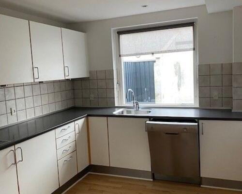 Skønt byhus i to plan - centralt i Hadsten og tæt på Århus