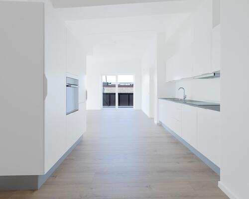 Større treværelses lejlighed med et centralt køkken-alrum i åben forlængelse med stuen. Lejligheden har et stort soveværelse samt et mindre værelse, bad og altan/terrasse. Til boligen hører eget skur.