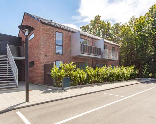 Lækker 2-vær. lejlighed med egen terrasse i nyopført ejendom i Hasselager.