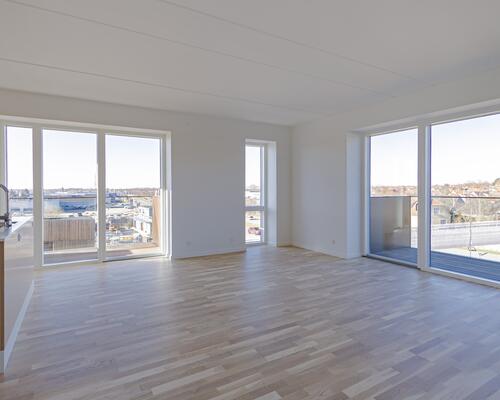 Rummelig 3-værelses lejlighed med 2 altaner