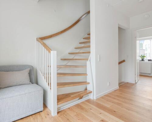 Nyd livet i et rummeligt rækkehus i flere plan