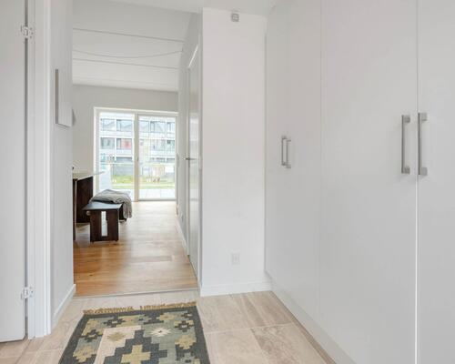 Nyd livet i et rummeligt rækkehus i flere plan