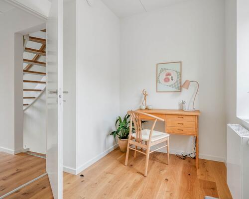 Nyd livet i et rummeligt rækkehus i flere plan