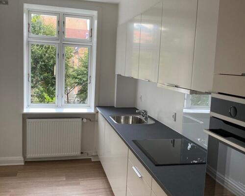 Indbydende 2-værelses på 77 m2 med to altaner i Aalborg Vestby – lyst køkken og moderniseret bad