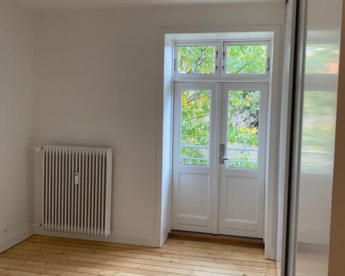 Indbydende 2-værelses på 77 m2 med to altaner i Aalborg Vestby – lyst køkken og moderniseret bad