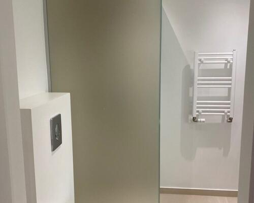 Indbydende 2-værelses på 77 m2 med to altaner i Aalborg Vestby – lyst køkken og moderniseret bad