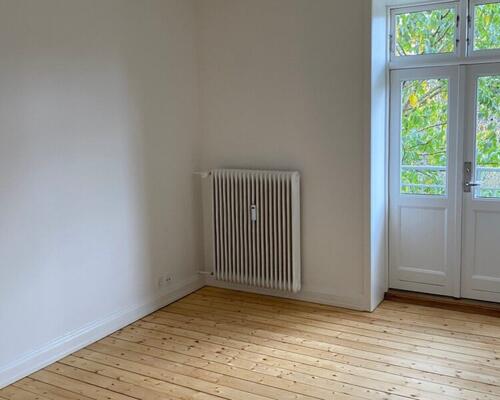 Indbydende 2-værelses på 77 m2 med to altaner i Aalborg Vestby – lyst køkken og moderniseret bad