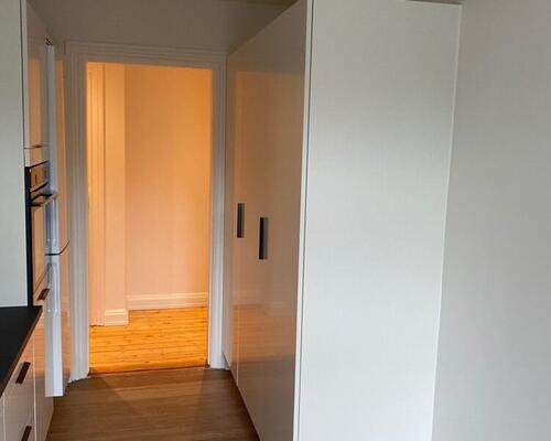 Indbydende 2-værelses på 77 m2 med to altaner i Aalborg Vestby – lyst køkken og moderniseret bad