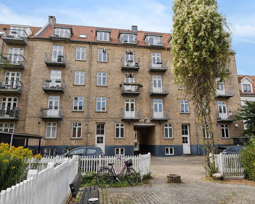 Indbydende 2-værelses på 77 m2 med to altaner i Aalborg Vestby – lyst køkken og moderniseret bad