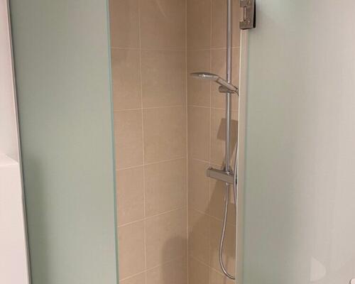 Indbydende 2-værelses på 77 m2 med to altaner i Aalborg Vestby – lyst køkken og moderniseret bad