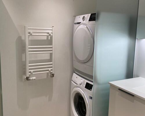 Indbydende 2-værelses på 77 m2 med to altaner i Aalborg Vestby – lyst køkken og moderniseret bad