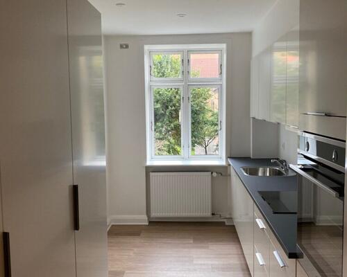 Indbydende 2-værelses på 77 m2 med to altaner i Aalborg Vestby – lyst køkken og moderniseret bad