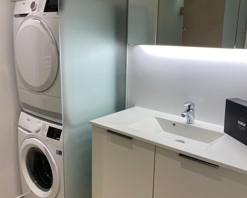 Indbydende 2-værelses på 77 m2 med to altaner i Aalborg Vestby – lyst køkken og moderniseret bad