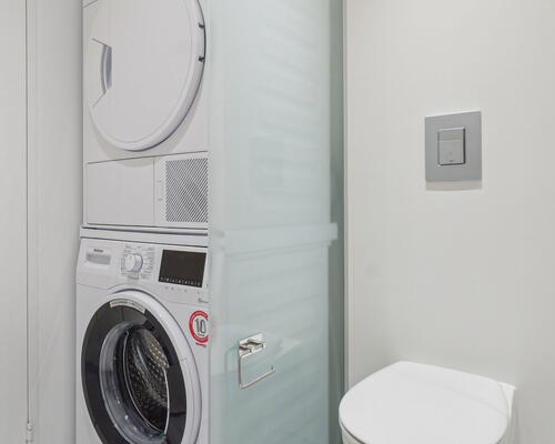 Rummelig 2-værelses lejlighed med moderne køkken, god planløsning og gulvarme i alle rum - Ingen bindingsperiode!