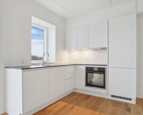 Rummelig 2-værelses lejlighed med moderne køkken, god planløsning og gulvarme i alle rum - Ingen bindingsperiode!