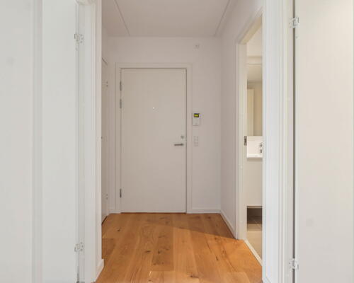 Veldisponeret og delevenlig 5-værelses bolig med stort køkken-alrum, køkkenø og to toiletter - Gulvarme i hele boligen! Ingen bindingsperiode