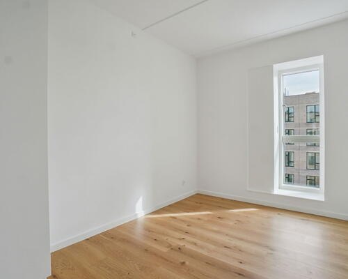 Veldisponeret og delevenlig 5-værelses bolig med stort køkken-alrum, køkkenø og to toiletter - Gulvarme i hele boligen! Ingen bindingsperiode