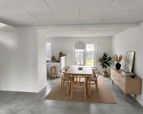 Lyst rækkehus på 109 m2 med have, egen indkørsel og moderne indretning – husdyr tilladt