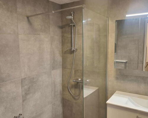 Lyst rækkehus på 109 m2 med have, egen indkørsel og moderne indretning – husdyr tilladt