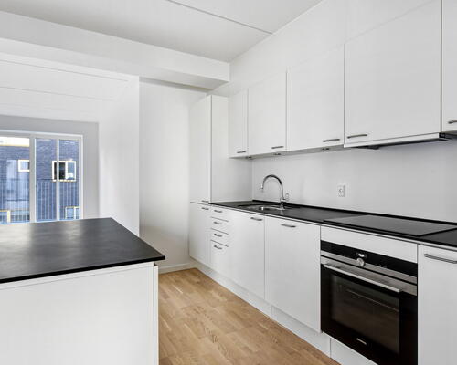 Skøn og lys 3 værelses lejlighed med to altaner ved vandet