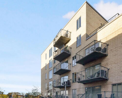 Skøn og lys 3 værelses lejlighed med to altaner ved vandet